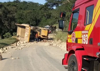 Pedras Grandes: capotamento de caminhão deixa motorista gravemente ferido