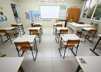 Volta às aulas é marcada pelo início da proibição do uso de celulares em sala