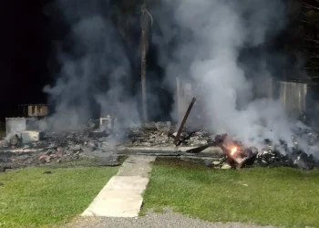 Incêndio destrói casa de madeira em Urussanga