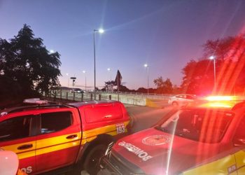 Homem desaparece no Rio Tubarão e bombeiros fazem buscas