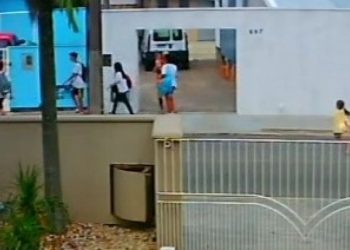 Criança de 6 anos é atropelada na saída da escola e condutora foge sem prestar socorro