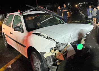 Motorista fica preso às ferragens após colisão frontal