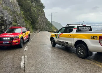 PMRv alerta motoristas sobre vazamento de óleo na Serra do Rio do Rastro