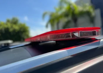 Suspeito de ter esfaqueado vizinho é agredido e amarrado por populares