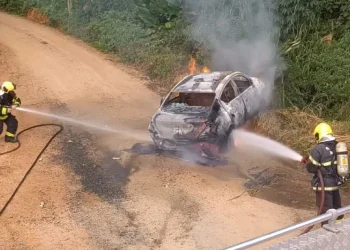 Homens armados invadem bar, realizam disparos de arma de fogo e ateiam fogo em carro na cidade de Urussnga