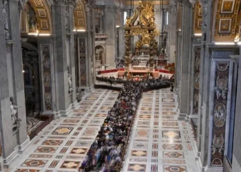 Mais de 50 mil pessoas já visitaram funeral do Papa Francisco; despedidas encerram sexta
