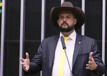 Deputado catarinense apresenta PL para impedir possível camisa vermelha da seleção brasileira