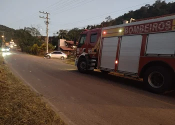 Colisão frontal entre duas motocicletas e um carro deixa três pessoas feridas