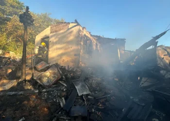 Galpão de madeira é destruído por incêndio em Pescaria Brava