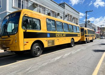 Braço do Norte investe em educação e entrega dois novos ônibus escolares para a rede municipal