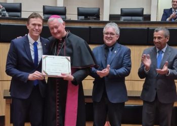Deputado Volnei Weber entrega Título de Cidadão Catarinense a Dom Jacinto Inácio Flach em Sessão Solene