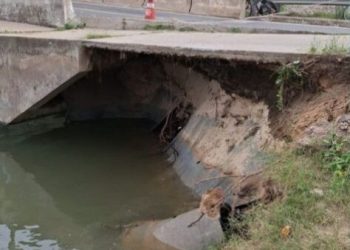 Cabeceira da ponte do Camacho cede com maré alta e é parcialmente interditada