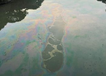 Órgãos investigam mancha de óleo no Rio Tubarão