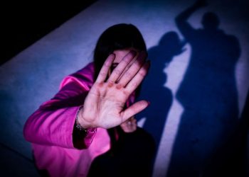 Filhas pedem socorro ao ver mãe sendo agredida e trancada em quarto por ex