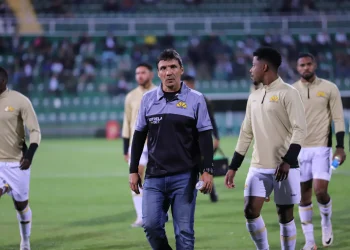 Zé Ricardo aponta dificuldades da partida: ‘em momentos cruciais sofremos gol’