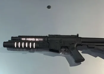 Homem aponta réplica de arma para van escolar e assusta alunos