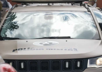 Motorista é preso após dirigir sob efeito de drogas e colidir contra veículo