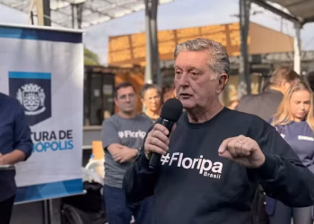 Topázio Neto, é internado após relatar fortes dores abdominais