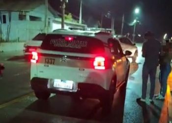 Mulher é rendida por homem armado e tem carro roubado