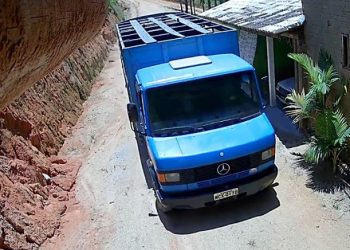 Caminhoneiro cai em emboscada e tem veículo roubado por homens armados