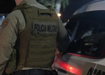 Jovem é preso após quebrar braço da irmã com madeira