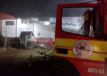 Incêndio em supermercado de Orleans mobiliza bombeiros da região