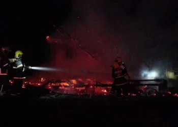 Incêndio destrói residência em Morro da Fumaça