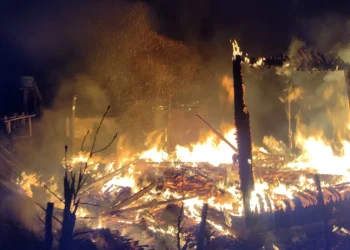 Edificação de madeira é destruída por incêndio no interior de Orleans