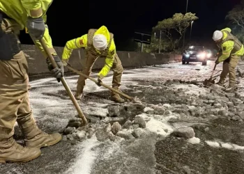 Polícia Militar Rodoviária espalha uma tonelada de sal na Serra do Rio do Rastro