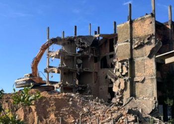 Prédio inacabado e abandonado há 27 anos é demolido