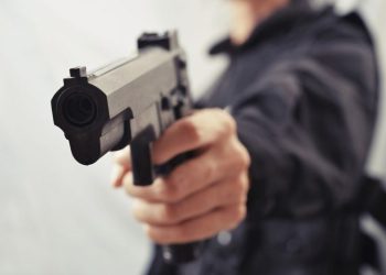 Trio armado assalta posto de combustíveis durante a madrugada