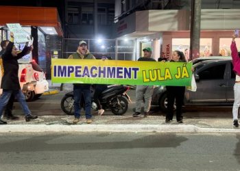 Apoiadores de Bolsonaro realizam manifestação em Tubarão