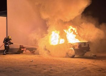 Gravatal: veículo pega fogo em pátio de igreja e fica destruído