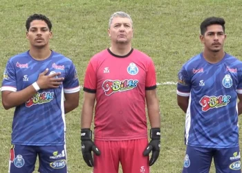 Goleiro catarinense estreia no futebol profissional aos 44 anos e ajuda Porto a conquistar vitória