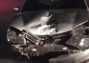 Jovem fica gravemente ferido após colisão entre carro e motocicleta