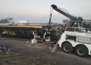 BR-101: tombamento de ônibus de turismo deixa uma pessoa morta