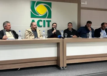 Senador propõe que comitiva vá a Brasília cobrar solução para o Morro dos Cavalos