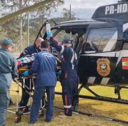 Trabalhador é resgatado após acidente com toras de madeira