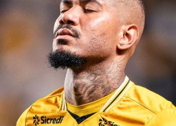 Zé Gabriel se despede do Criciúma e agradece por ciclo de três meses no clube