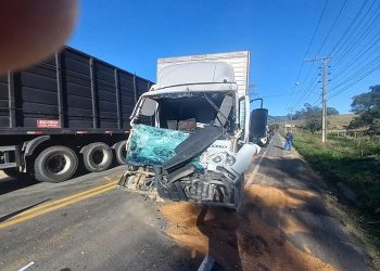 Batida entre caminhões na SC-435 deixa feridos