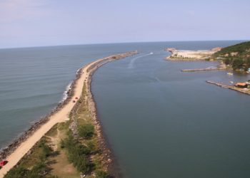 Homem se afoga ao soltar tarrafa presa entre as pedras dos Molhes