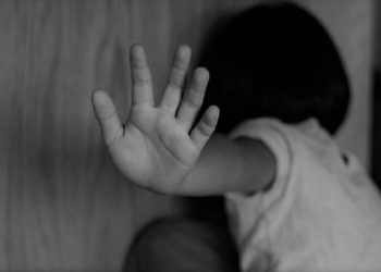 Criança de 2 anos apresenta lesões e professora é afastada de creche