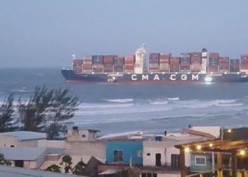 Imbituba: ventos arrastam embarcação e navio encalha no Porto