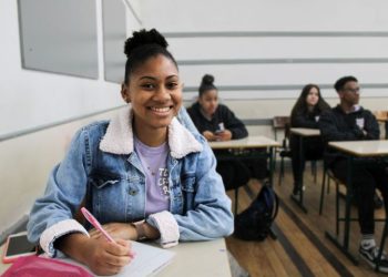 Escolas estaduais de SC voltam às aulas com mais de 520 mil estudantes nesta segunda