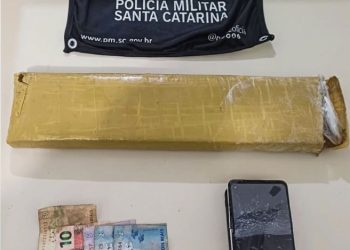 Jovem é preso após perseguição policial com quase 1,3 kg de maconha