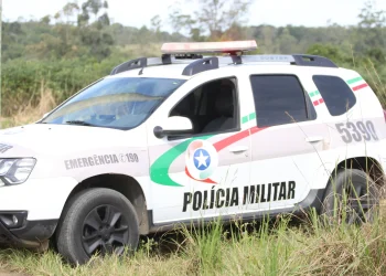 Mulher é trancada em quarto e ameaçada com faca pelo companheiro