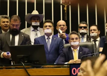 Após prisão domiciliar de Bolsonaro, oposição ocupa plenários por anistia e impeachment de Moraes