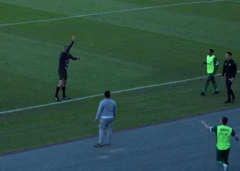 Jogador é expulso na Série B do Catarinense após urinar em garrafa