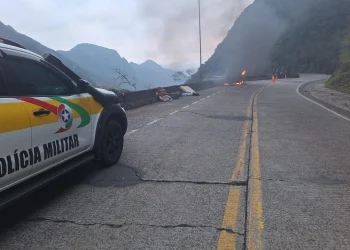 kombi incendeia na Serra do Rio do Rastro