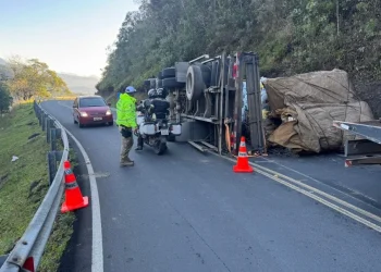 Tombamento de caminhão altera trânsito na Serra do Rio do Rastro